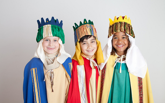 © Dreikönigsaktion Als die drei Weisen aus dem Morgenland bringen zahlreiche Kinder und Jugendliche die Frohbotschaft und den Neujahrssegen in die Häuser - und helfen dabei Menschen in Armutsregionen.