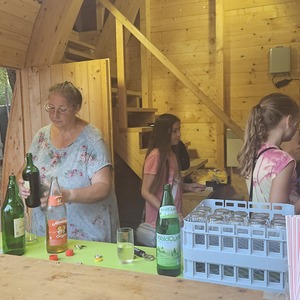 Getränkehütte mit Pfarrgemeinderätin Elisabeth Hanner