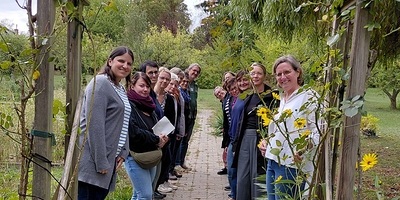 Die Teilnehmenden in zwei Reihen im Pfarrgarten Oberpullendorf