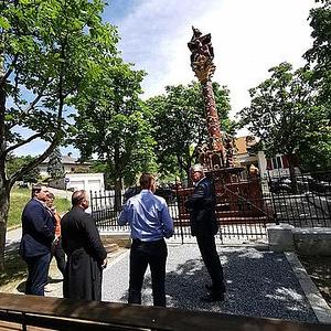 Bürgermeister Thomas Steiner (r.), Pfarrer Alexander Wessely (l.) sowie Kuratorin Kerstin Kosky und Manfred Rothdeutsch, Vorsitzender Stv. des Wirtschaftsrates der Pfarre Kleinhöflein beim Lokalaugenschein. 