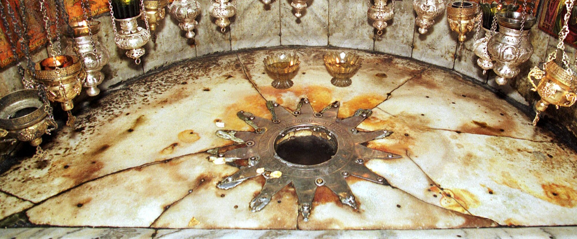 Unter dem Altar in der Geburtsgrotte unter der Geburtskirche in Betlehem ist ein silberner Stern in den Marmorboden eingelassen, mit der Inschrift: Hic de Virgine Maria Jesus Christus natus est.