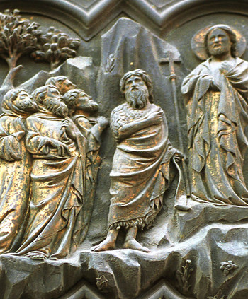 Florenz: Das Baptistero San Giovanni entstand um 1059-1128. das Baptisteriumsportal / Südportal stammt von Andrea Pisano von 1330-1336Bronze, teilweise vergoldetBild: Johannes  der Täufer verweist auf Jesus.