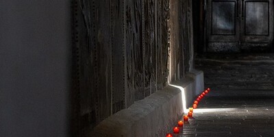 rote Lichterspur im Dunkeln entlang von Grabsteinen