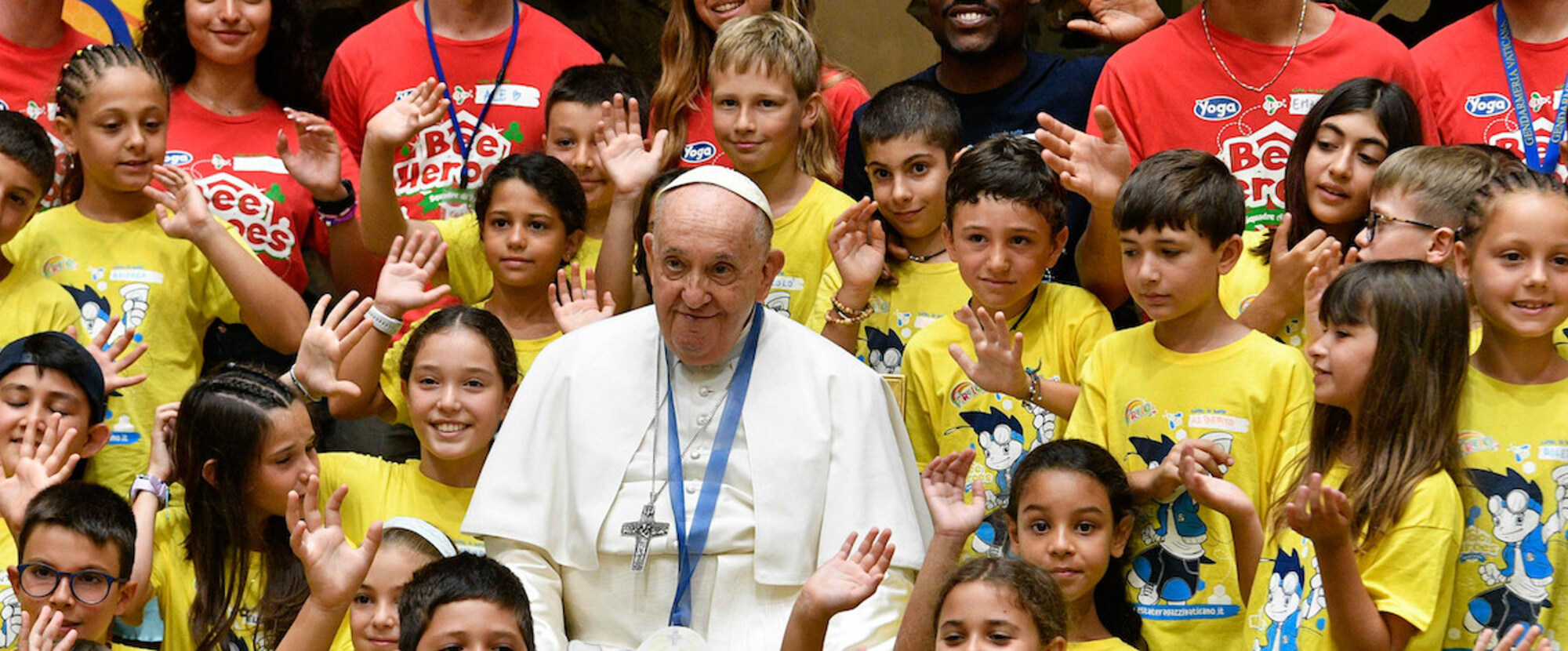 Papst Franziskus trifft Kinder, die am Sommercamp 'Estate Ragazzi in Vaticano' (dt. Sommerjugend im Vatikan) teilnehmen, am 18. Juli 2023 im Vatikan. Er trägt einen Papporden mit der Aufschrift 'Eroe' (dt. Held).