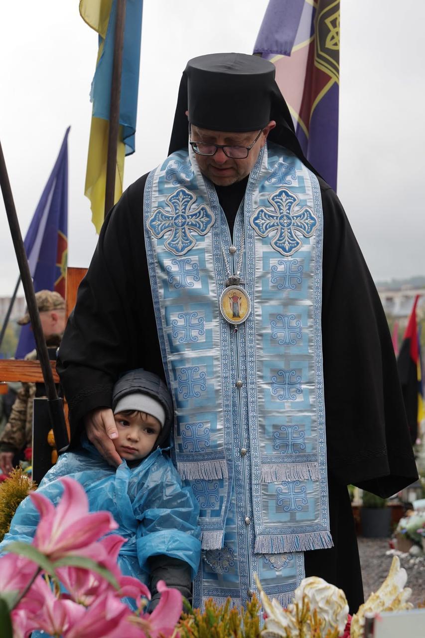 Bischof Volodymyr Hruza beim Begräbnis für den getöteten Vater des Kindes