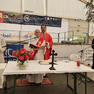 Gottesdienst im Festzelt