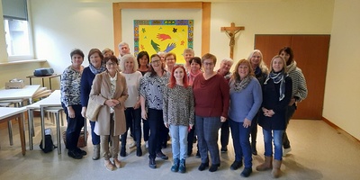 Kursleiter:innen Raphaela Krojer, Klaudia Gamperl und Sandra Konrad mit den Teilnehmer:innen des 'Letzte Hilfe' Kurses am 19. November 2022.