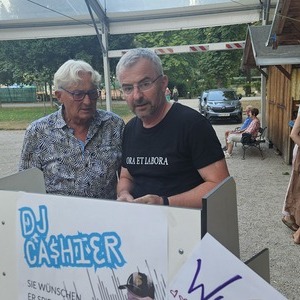 DJ Cashier (rechts) Pfarrgemeinderat Andreas Reisner mit Pfarrgemeinderat Hermann Dittrich