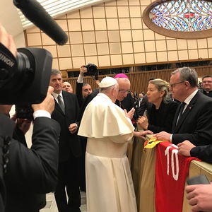 Papst Franziskus nimmt sich Zeit fürs Gespräch 