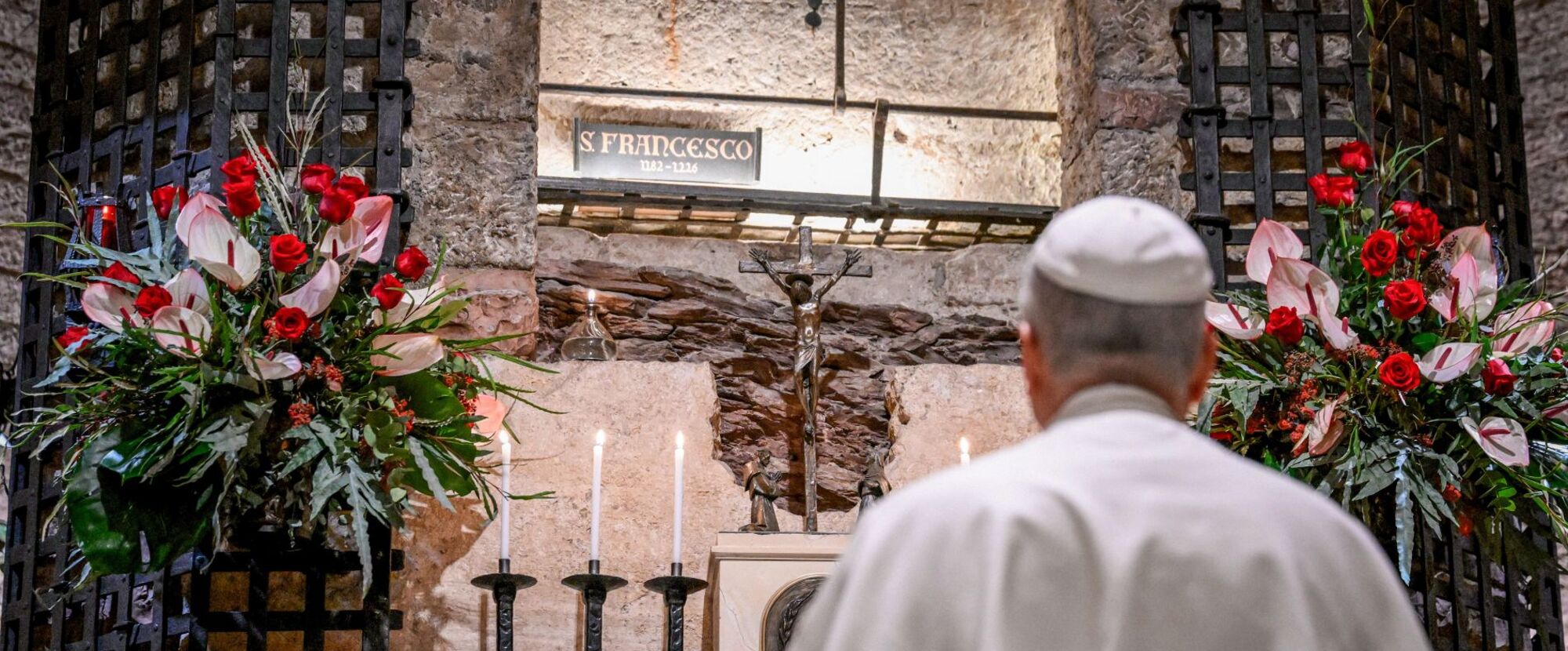 Papst Leo XIV. betet am Grab des Heiligen Franz von Assisi am 20. November 2025 in Assisi (Italien).