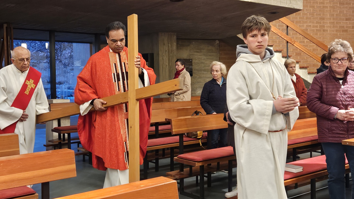 Karfreitag / Nadja Hutter Pater Kuruvila - Einzug mit Kreuz