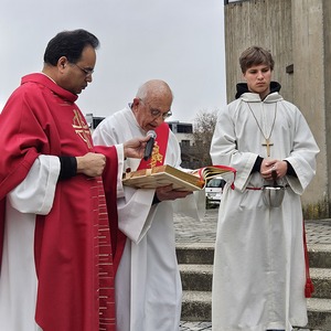 Pater Kuruvila, Diakon Dr. Peter Zotti und Ministrant Alexander Hanner