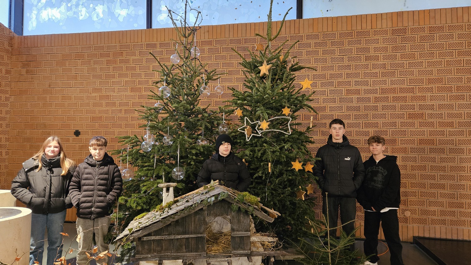 Weihnachten 2024 / Nadja Hutter Christbaum schmücken durch Pfarrjugend