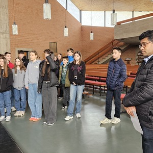 Pater Rijo mit Firmlingen