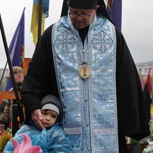 Bischof Volodymyr Hruza beim Begräbnis für den getöteten Vater des Kindes