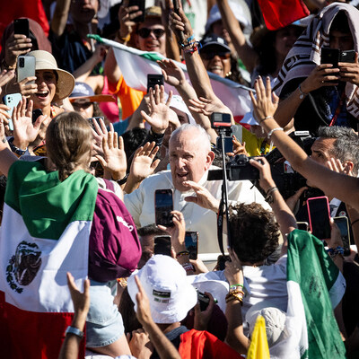 Papst Franziskus grüßt die Menschen, während er im Papamobil zum Kreuzweg auf dem Weltjugendtag in den Parque Eduardo VII. fährt, am 4. August 2023 in Lissabon (Portugal).
