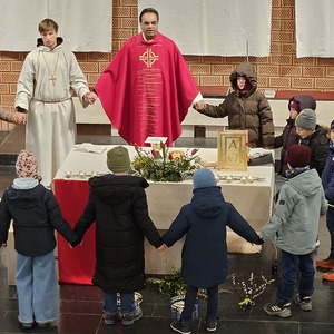 Gemeinsames 'Vater Unser' aller Kinder