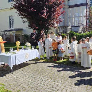 Altar im Pfarrhofgarten mit Erstkommunionkindern