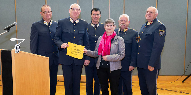 v.l.n.r.: Beirat Chefinspektor Reinhold BADER, Beirat Chefinspektor Ewald MEZGOLITS, Landespolizeidirektor Mag. Martin HUBER, Mag. Angelika KLUG (HPE Burgenland) und die Polizeiseelsorger Pfarrer Mag. Otto MESMER und Geistlicher Rat Diakon Chefinspe