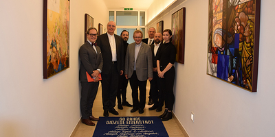 Bei der Präsentation des 'fliegenden Teppichs': Bischofssekretär Dominik Orieschnig, Diözesanbischof Ägidius J. Zsifkovics, Grafiker Martin Helge Hrasko, Generalvikar Martin Korpitsch, Diözesanarchivar Bernhard Weinhäusel, 'Furche'-Mitarbeiter Ernst 