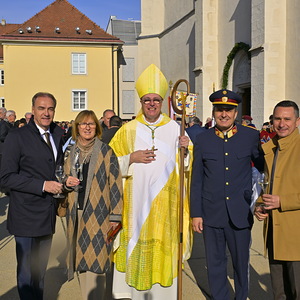 Gruppenfoto mit Bischof Ägidius J. Zsifkovics.