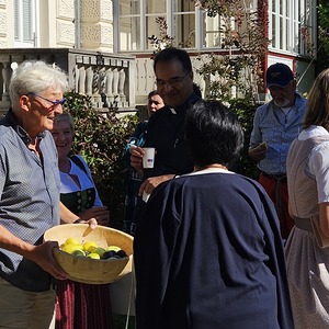 Pfarrgemeinderat Hermann Dittrich bot Obst zur Verkostung an.