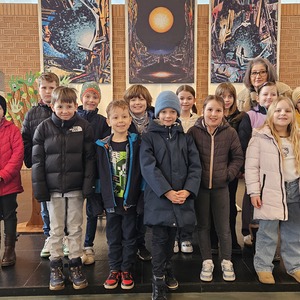 Gruppenfoto mit Religionslehrerin Barbara Klawatsch