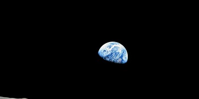 Der kleine blaue Erdball vom Mond aus gesehen.