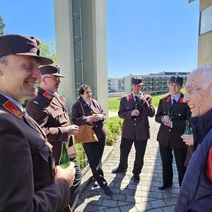 Gemütliches Beisammensein mit Feuerwehrabordnung