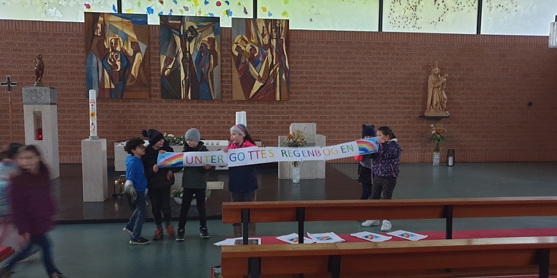 Kirchenrallye / Nadja Hutter mit Erstkommunionkindern
