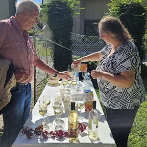 Pfarrgemeinderätin Elisabeth Hanner beim Ausschank